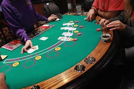 Antarmuka aplikasi mobile menunjukkan pilihan permainan live casino dan opsi taruhan yang mudah diakses